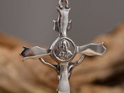 Collar de cruz de crucifixión de plata sólida